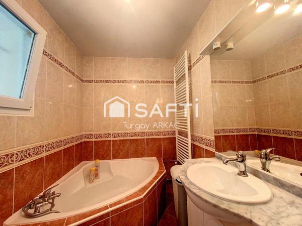 Découvrez le Charme Exceptionnel de cette Maison de 2010, Surplombant La Tour du Pin