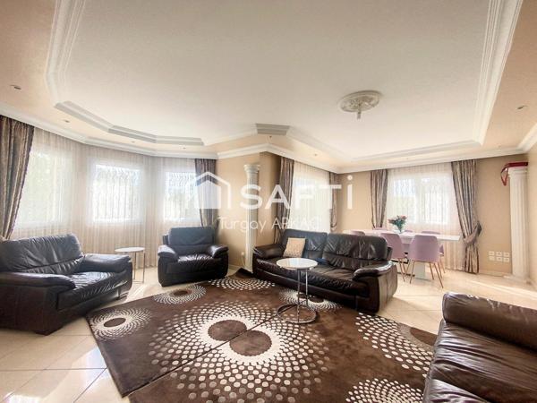 Découvrez le Charme Exceptionnel de cette Maison de 2010, Surplombant La Tour du Pin