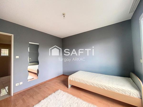 Découvrez le Charme Exceptionnel de cette Maison de 2010, Surplombant La Tour du Pin