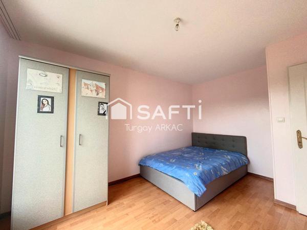 Découvrez le Charme Exceptionnel de cette Maison de 2010, Surplombant La Tour du Pin