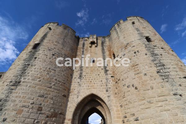 GARD (30) AIGUES−MORTES (30200) À Vendre dans la Cité Murs commerciaux Local de 115 m² qui seront libre d'occupation.