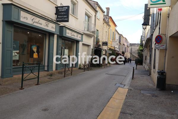 GARD (30) AIGUES−MORTES (30200) À Vendre dans la Cité Murs commerciaux Local de 115 m² qui seront libre d'occupation.
