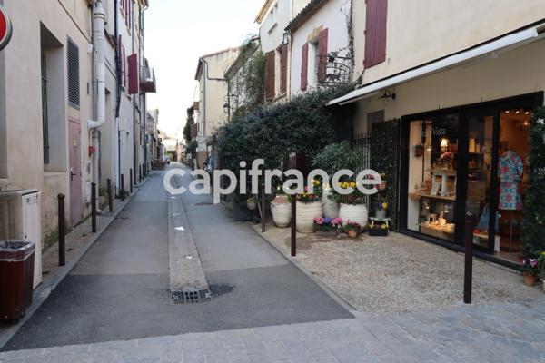 GARD (30) AIGUES−MORTES (30200) À Vendre dans la Cité Murs commerciaux Local de 115 m² qui seront libre d'occupation.