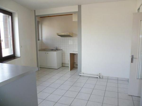 Appartement à louer    2 pièces •  Saint-Étienne-de-Saint-Geoirs