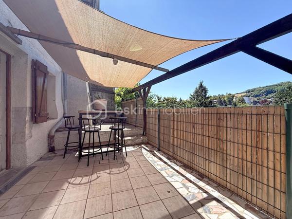 Venez découvrir, à deux pas du centre-ville de Rumilly tout en profitant d’un environnement calme, ce charmant appartement T2 d’environ 35 m², situé au sein d’une copropriété à taille humaine et bénéficiant d’un extérieur particulièrement agréable.

L’accès à l’appartement se fait par un petit jardin donnant sur une belle terrasse d’environ 25 m² exposée Ouest, véritable prolongement de l’espace de vie et idéale pour profiter des beaux jours.

L’appartement se compose d’un séjour/salle à manger avec cuisine ouverte, d’une chambre, d’une salle d’eau avec douche et vasque ainsi que d’un WC séparé.

Côté équipements : chauffage individuel par radiateurs électriques, menuiseries double vitrage, VMC dans la salle d’eau et les WC, et fibre raccordable.

Deux places de stationnement privatives viennent compléter ce bien.

Un bien rare à la vente en centre-ville, qui se distingue par sa terrasse, son jardinet et ses deux stationnements privatifs, tout en bénéficiant de la proximité immédiate des commodités.

À découvrir rapidement ! Contactez-moi pour organiser une visite.