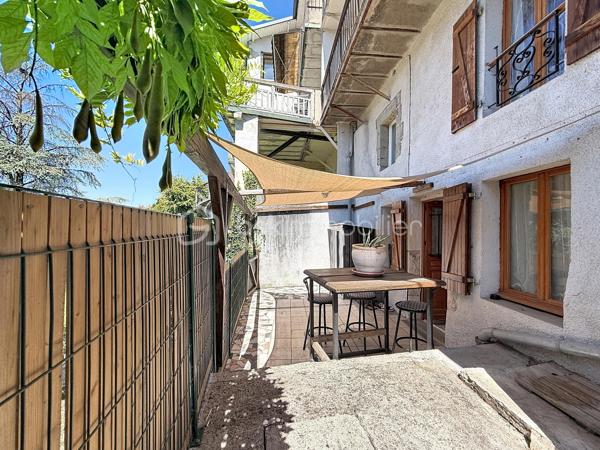 Venez découvrir, à deux pas du centre-ville de Rumilly tout en profitant d’un environnement calme, ce charmant appartement T2 d’environ 35 m², situé au sein d’une copropriété à taille humaine et bénéficiant d’un extérieur particulièrement agréable.

L’accès à l’appartement se fait par un petit jardin donnant sur une belle terrasse d’environ 25 m² exposée Ouest, véritable prolongement de l’espace de vie et idéale pour profiter des beaux jours.

L’appartement se compose d’un séjour/salle à manger avec cuisine ouverte, d’une chambre, d’une salle d’eau avec douche et vasque ainsi que d’un WC séparé.

Côté équipements : chauffage individuel par radiateurs électriques, menuiseries double vitrage, VMC dans la salle d’eau et les WC, et fibre raccordable.

Deux places de stationnement privatives viennent compléter ce bien.

Un bien rare à la vente en centre-ville, qui se distingue par sa terrasse, son jardinet et ses deux stationnements privatifs, tout en bénéficiant de la proximité immédiate des commodités.

À découvrir rapidement ! Contactez-moi pour organiser une visite.