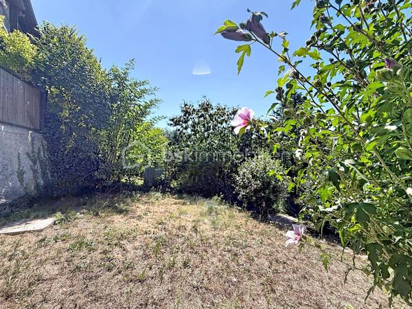Venez découvrir, à deux pas du centre-ville de Rumilly tout en profitant d’un environnement calme, ce charmant appartement T2 d’environ 35 m², situé au sein d’une copropriété à taille humaine et bénéficiant d’un extérieur particulièrement agréable.

L’accès à l’appartement se fait par un petit jardin donnant sur une belle terrasse d’environ 25 m² exposée Ouest, véritable prolongement de l’espace de vie et idéale pour profiter des beaux jours.

L’appartement se compose d’un séjour/salle à manger avec cuisine ouverte, d’une chambre, d’une salle d’eau avec douche et vasque ainsi que d’un WC séparé.

Côté équipements : chauffage individuel par radiateurs électriques, menuiseries double vitrage, VMC dans la salle d’eau et les WC, et fibre raccordable.

Deux places de stationnement privatives viennent compléter ce bien.

Un bien rare à la vente en centre-ville, qui se distingue par sa terrasse, son jardinet et ses deux stationnements privatifs, tout en bénéficiant de la proximité immédiate des commodités.

À découvrir rapidement ! Contactez-moi pour organiser une visite.