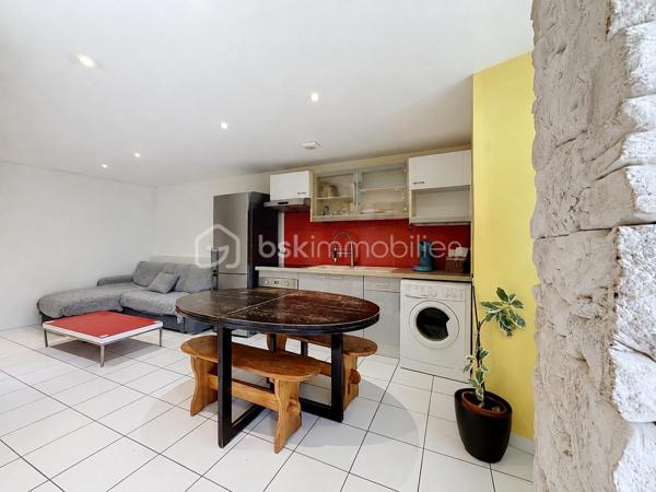 Venez découvrir, à deux pas du centre-ville de Rumilly tout en profitant d’un environnement calme, ce charmant appartement T2 d’environ 35 m², situé au sein d’une copropriété à taille humaine et bénéficiant d’un extérieur particulièrement agréable.

L’accès à l’appartement se fait par un petit jardin donnant sur une belle terrasse d’environ 25 m² exposée Ouest, véritable prolongement de l’espace de vie et idéale pour profiter des beaux jours.

L’appartement se compose d’un séjour/salle à manger avec cuisine ouverte, d’une chambre, d’une salle d’eau avec douche et vasque ainsi que d’un WC séparé.

Côté équipements : chauffage individuel par radiateurs électriques, menuiseries double vitrage, VMC dans la salle d’eau et les WC, et fibre raccordable.

Deux places de stationnement privatives viennent compléter ce bien.

Un bien rare à la vente en centre-ville, qui se distingue par sa terrasse, son jardinet et ses deux stationnements privatifs, tout en bénéficiant de la proximité immédiate des commodités.

À découvrir rapidement ! Contactez-moi pour organiser une visite.