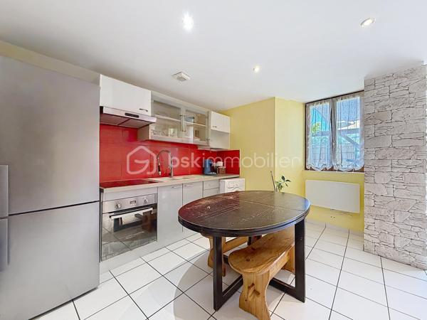 Venez découvrir, à deux pas du centre-ville de Rumilly tout en profitant d’un environnement calme, ce charmant appartement T2 d’environ 35 m², situé au sein d’une copropriété à taille humaine et bénéficiant d’un extérieur particulièrement agréable.

L’accès à l’appartement se fait par un petit jardin donnant sur une belle terrasse d’environ 25 m² exposée Ouest, véritable prolongement de l’espace de vie et idéale pour profiter des beaux jours.

L’appartement se compose d’un séjour/salle à manger avec cuisine ouverte, d’une chambre, d’une salle d’eau avec douche et vasque ainsi que d’un WC séparé.

Côté équipements : chauffage individuel par radiateurs électriques, menuiseries double vitrage, VMC dans la salle d’eau et les WC, et fibre raccordable.

Deux places de stationnement privatives viennent compléter ce bien.

Un bien rare à la vente en centre-ville, qui se distingue par sa terrasse, son jardinet et ses deux stationnements privatifs, tout en bénéficiant de la proximité immédiate des commodités.

À découvrir rapidement ! Contactez-moi pour organiser une visite.