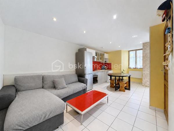 Venez découvrir, à deux pas du centre-ville de Rumilly tout en profitant d’un environnement calme, ce charmant appartement T2 d’environ 35 m², situé au sein d’une copropriété à taille humaine et bénéficiant d’un extérieur particulièrement agréable.

L’accès à l’appartement se fait par un petit jardin donnant sur une belle terrasse d’environ 25 m² exposée Ouest, véritable prolongement de l’espace de vie et idéale pour profiter des beaux jours.

L’appartement se compose d’un séjour/salle à manger avec cuisine ouverte, d’une chambre, d’une salle d’eau avec douche et vasque ainsi que d’un WC séparé.

Côté équipements : chauffage individuel par radiateurs électriques, menuiseries double vitrage, VMC dans la salle d’eau et les WC, et fibre raccordable.

Deux places de stationnement privatives viennent compléter ce bien.

Un bien rare à la vente en centre-ville, qui se distingue par sa terrasse, son jardinet et ses deux stationnements privatifs, tout en bénéficiant de la proximité immédiate des commodités.

À découvrir rapidement ! Contactez-moi pour organiser une visite.