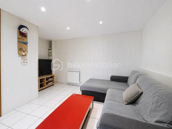 Venez découvrir, à deux pas du centre-ville de Rumilly tout en profitant d’un environnement calme, ce charmant appartement T2 d’environ 35 m², situé au sein d’une copropriété à taille humaine et bénéficiant d’un extérieur particulièrement agréable.

L’accès à l’appartement se fait par un petit jardin donnant sur une belle terrasse d’environ 25 m² exposée Ouest, véritable prolongement de l’espace de vie et idéale pour profiter des beaux jours.

L’appartement se compose d’un séjour/salle à manger avec cuisine ouverte, d’une chambre, d’une salle d’eau avec douche et vasque ainsi que d’un WC séparé.

Côté équipements : chauffage individuel par radiateurs électriques, menuiseries double vitrage, VMC dans la salle d’eau et les WC, et fibre raccordable.

Deux places de stationnement privatives viennent compléter ce bien.

Un bien rare à la vente en centre-ville, qui se distingue par sa terrasse, son jardinet et ses deux stationnements privatifs, tout en bénéficiant de la proximité immédiate des commodités.

À découvrir rapidement ! Contactez-moi pour organiser une visite.