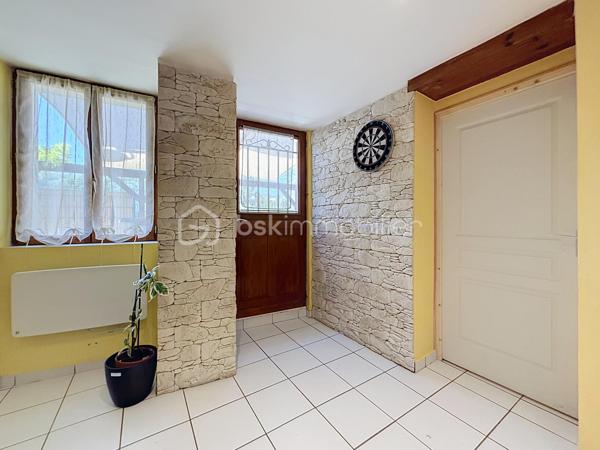 Venez découvrir, à deux pas du centre-ville de Rumilly tout en profitant d’un environnement calme, ce charmant appartement T2 d’environ 35 m², situé au sein d’une copropriété à taille humaine et bénéficiant d’un extérieur particulièrement agréable.

L’accès à l’appartement se fait par un petit jardin donnant sur une belle terrasse d’environ 25 m² exposée Ouest, véritable prolongement de l’espace de vie et idéale pour profiter des beaux jours.

L’appartement se compose d’un séjour/salle à manger avec cuisine ouverte, d’une chambre, d’une salle d’eau avec douche et vasque ainsi que d’un WC séparé.

Côté équipements : chauffage individuel par radiateurs électriques, menuiseries double vitrage, VMC dans la salle d’eau et les WC, et fibre raccordable.

Deux places de stationnement privatives viennent compléter ce bien.

Un bien rare à la vente en centre-ville, qui se distingue par sa terrasse, son jardinet et ses deux stationnements privatifs, tout en bénéficiant de la proximité immédiate des commodités.

À découvrir rapidement ! Contactez-moi pour organiser une visite.