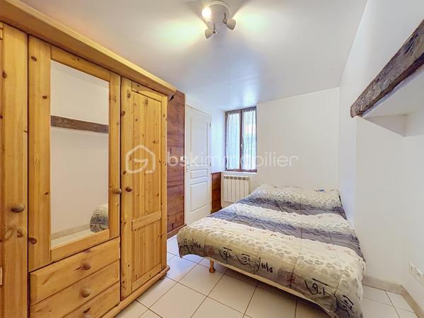Venez découvrir, à deux pas du centre-ville de Rumilly tout en profitant d’un environnement calme, ce charmant appartement T2 d’environ 35 m², situé au sein d’une copropriété à taille humaine et bénéficiant d’un extérieur particulièrement agréable.

L’accès à l’appartement se fait par un petit jardin donnant sur une belle terrasse d’environ 25 m² exposée Ouest, véritable prolongement de l’espace de vie et idéale pour profiter des beaux jours.

L’appartement se compose d’un séjour/salle à manger avec cuisine ouverte, d’une chambre, d’une salle d’eau avec douche et vasque ainsi que d’un WC séparé.

Côté équipements : chauffage individuel par radiateurs électriques, menuiseries double vitrage, VMC dans la salle d’eau et les WC, et fibre raccordable.

Deux places de stationnement privatives viennent compléter ce bien.

Un bien rare à la vente en centre-ville, qui se distingue par sa terrasse, son jardinet et ses deux stationnements privatifs, tout en bénéficiant de la proximité immédiate des commodités.

À découvrir rapidement ! Contactez-moi pour organiser une visite.