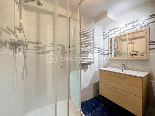 Venez découvrir, à deux pas du centre-ville de Rumilly tout en profitant d’un environnement calme, ce charmant appartement T2 d’environ 35 m², situé au sein d’une copropriété à taille humaine et bénéficiant d’un extérieur particulièrement agréable.

L’accès à l’appartement se fait par un petit jardin donnant sur une belle terrasse d’environ 25 m² exposée Ouest, véritable prolongement de l’espace de vie et idéale pour profiter des beaux jours.

L’appartement se compose d’un séjour/salle à manger avec cuisine ouverte, d’une chambre, d’une salle d’eau avec douche et vasque ainsi que d’un WC séparé.

Côté équipements : chauffage individuel par radiateurs électriques, menuiseries double vitrage, VMC dans la salle d’eau et les WC, et fibre raccordable.

Deux places de stationnement privatives viennent compléter ce bien.

Un bien rare à la vente en centre-ville, qui se distingue par sa terrasse, son jardinet et ses deux stationnements privatifs, tout en bénéficiant de la proximité immédiate des commodités.

À découvrir rapidement ! Contactez-moi pour organiser une visite.