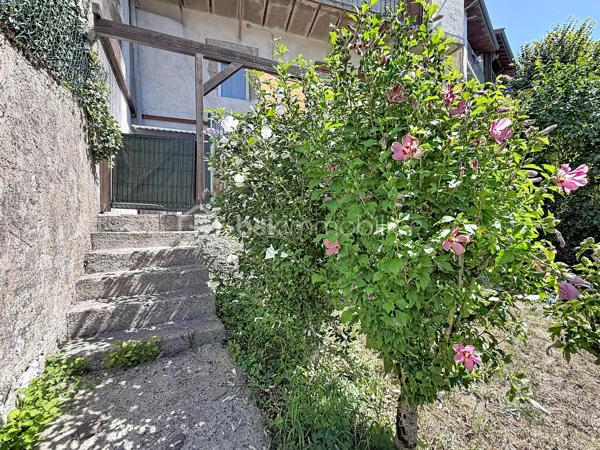 Venez découvrir, à deux pas du centre-ville de Rumilly tout en profitant d’un environnement calme, ce charmant appartement T2 d’environ 35 m², situé au sein d’une copropriété à taille humaine et bénéficiant d’un extérieur particulièrement agréable.

L’accès à l’appartement se fait par un petit jardin donnant sur une belle terrasse d’environ 25 m² exposée Ouest, véritable prolongement de l’espace de vie et idéale pour profiter des beaux jours.

L’appartement se compose d’un séjour/salle à manger avec cuisine ouverte, d’une chambre, d’une salle d’eau avec douche et vasque ainsi que d’un WC séparé.

Côté équipements : chauffage individuel par radiateurs électriques, menuiseries double vitrage, VMC dans la salle d’eau et les WC, et fibre raccordable.

Deux places de stationnement privatives viennent compléter ce bien.

Un bien rare à la vente en centre-ville, qui se distingue par sa terrasse, son jardinet et ses deux stationnements privatifs, tout en bénéficiant de la proximité immédiate des commodités.

À découvrir rapidement ! Contactez-moi pour organiser une visite.