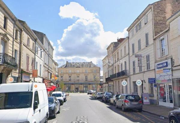 À vendre en EXCLUSIVITE, ensemble immobilier composé des murs commerciaux et du fonds de commerce d'un hôtel anciennement 2 étoiles situé 106 rue de la gare à Niort.

L'immeuble développe une surface d'environ 335 m² sur 3 niveaux et comprend actuellement 14 chambres ainsi qu'un espace bar. L'établissement est actuellement exploité, ce qui permet une acquisition d'un actif existant tout en laissant entrevoir de réelles perspectives de valorisation.

Les atouts du bien :

- 100 m de la gare,
- 335 m² exploitables,
- 14 chambres existantes.

Immeuble sur 3 niveaux
Hôtel actuellement en activité
Travaux de rénovation à prévoir
Loyer actuel : 2 200 € par mois
Taxe foncière : 2 800 €, à la charge du locataire

Un projet d'évolution de la destination du bâtiment est actuellement à l'étude. Les démarches administratives sont en cours afin de vérifier la faisabilité d'une transformation en logements. À ce stade, aucune autorisation n'a encore été délivrée et toute évolution restera soumise aux autorisations administratives compétentes.

Prix (FAI) :
Murs commerciaux : 335 000 €
Fonds de commerce : 25 000 €

Cette opportunité s'adresse aussi bien à un investisseur patrimonial qu'à un marchand de biens ou un professionnel de l'immobilier recherchant un actif offrant un important potentiel de valorisation.

DPE en cours

Par souci de confidentialité et afin de garantir des échanges de qualités, les informations détaillées ainsi que les visites seront réservées aux acquéreurs présentant un projet sérieux et une capacité de financement en adéquation avec cette acquisition.