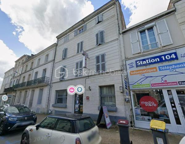 À vendre en EXCLUSIVITE, ensemble immobilier composé des murs commerciaux et du fonds de commerce d'un hôtel anciennement 2 étoiles situé 106 rue de la gare à Niort.

L'immeuble développe une surface d'environ 335 m² sur 3 niveaux et comprend actuellement 14 chambres ainsi qu'un espace bar. L'établissement est actuellement exploité, ce qui permet une acquisition d'un actif existant tout en laissant entrevoir de réelles perspectives de valorisation.

Les atouts du bien :

- 100 m de la gare,
- 335 m² exploitables,
- 14 chambres existantes.

Immeuble sur 3 niveaux
Hôtel actuellement en activité
Travaux de rénovation à prévoir
Loyer actuel : 2 200 € par mois
Taxe foncière : 2 800 €, à la charge du locataire

Un projet d'évolution de la destination du bâtiment est actuellement à l'étude. Les démarches administratives sont en cours afin de vérifier la faisabilité d'une transformation en logements. À ce stade, aucune autorisation n'a encore été délivrée et toute évolution restera soumise aux autorisations administratives compétentes.

Prix (FAI) :
Murs commerciaux : 335 000 €
Fonds de commerce : 25 000 €

Cette opportunité s'adresse aussi bien à un investisseur patrimonial qu'à un marchand de biens ou un professionnel de l'immobilier recherchant un actif offrant un important potentiel de valorisation.

DPE en cours

Par souci de confidentialité et afin de garantir des échanges de qualités, les informations détaillées ainsi que les visites seront réservées aux acquéreurs présentant un projet sérieux et une capacité de financement en adéquation avec cette acquisition.