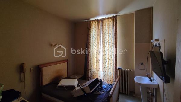 À vendre en EXCLUSIVITE, ensemble immobilier composé des murs commerciaux et du fonds de commerce d'un hôtel anciennement 2 étoiles situé 106 rue de la gare à Niort.

L'immeuble développe une surface d'environ 335 m² sur 3 niveaux et comprend actuellement 14 chambres ainsi qu'un espace bar. L'établissement est actuellement exploité, ce qui permet une acquisition d'un actif existant tout en laissant entrevoir de réelles perspectives de valorisation.

Les atouts du bien :

- 100 m de la gare,
- 335 m² exploitables,
- 14 chambres existantes.

Immeuble sur 3 niveaux
Hôtel actuellement en activité
Travaux de rénovation à prévoir
Loyer actuel : 2 200 € par mois
Taxe foncière : 2 800 €, à la charge du locataire

Un projet d'évolution de la destination du bâtiment est actuellement à l'étude. Les démarches administratives sont en cours afin de vérifier la faisabilité d'une transformation en logements. À ce stade, aucune autorisation n'a encore été délivrée et toute évolution restera soumise aux autorisations administratives compétentes.

Prix (FAI) :
Murs commerciaux : 335 000 €
Fonds de commerce : 25 000 €

Cette opportunité s'adresse aussi bien à un investisseur patrimonial qu'à un marchand de biens ou un professionnel de l'immobilier recherchant un actif offrant un important potentiel de valorisation.

DPE en cours

Par souci de confidentialité et afin de garantir des échanges de qualités, les informations détaillées ainsi que les visites seront réservées aux acquéreurs présentant un projet sérieux et une capacité de financement en adéquation avec cette acquisition.