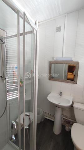 À vendre en EXCLUSIVITE, ensemble immobilier composé des murs commerciaux et du fonds de commerce d'un hôtel anciennement 2 étoiles situé 106 rue de la gare à Niort.

L'immeuble développe une surface d'environ 335 m² sur 3 niveaux et comprend actuellement 14 chambres ainsi qu'un espace bar. L'établissement est actuellement exploité, ce qui permet une acquisition d'un actif existant tout en laissant entrevoir de réelles perspectives de valorisation.

Les atouts du bien :

- 100 m de la gare,
- 335 m² exploitables,
- 14 chambres existantes.

Immeuble sur 3 niveaux
Hôtel actuellement en activité
Travaux de rénovation à prévoir
Loyer actuel : 2 200 € par mois
Taxe foncière : 2 800 €, à la charge du locataire

Un projet d'évolution de la destination du bâtiment est actuellement à l'étude. Les démarches administratives sont en cours afin de vérifier la faisabilité d'une transformation en logements. À ce stade, aucune autorisation n'a encore été délivrée et toute évolution restera soumise aux autorisations administratives compétentes.

Prix (FAI) :
Murs commerciaux : 335 000 €
Fonds de commerce : 25 000 €

Cette opportunité s'adresse aussi bien à un investisseur patrimonial qu'à un marchand de biens ou un professionnel de l'immobilier recherchant un actif offrant un important potentiel de valorisation.

DPE en cours

Par souci de confidentialité et afin de garantir des échanges de qualités, les informations détaillées ainsi que les visites seront réservées aux acquéreurs présentant un projet sérieux et une capacité de financement en adéquation avec cette acquisition.