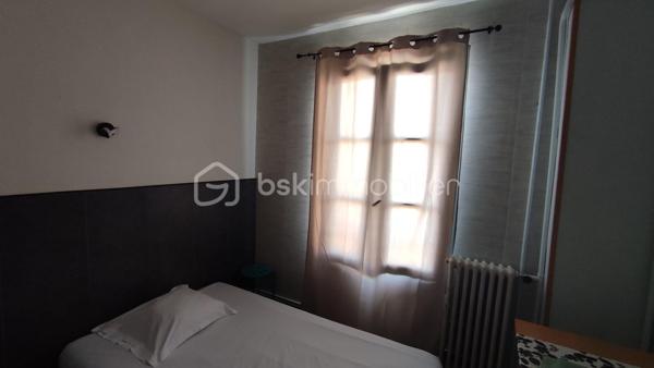 À vendre en EXCLUSIVITE, ensemble immobilier composé des murs commerciaux et du fonds de commerce d'un hôtel anciennement 2 étoiles situé 106 rue de la gare à Niort.

L'immeuble développe une surface d'environ 335 m² sur 3 niveaux et comprend actuellement 14 chambres ainsi qu'un espace bar. L'établissement est actuellement exploité, ce qui permet une acquisition d'un actif existant tout en laissant entrevoir de réelles perspectives de valorisation.

Les atouts du bien :

- 100 m de la gare,
- 335 m² exploitables,
- 14 chambres existantes.

Immeuble sur 3 niveaux
Hôtel actuellement en activité
Travaux de rénovation à prévoir
Loyer actuel : 2 200 € par mois
Taxe foncière : 2 800 €, à la charge du locataire

Un projet d'évolution de la destination du bâtiment est actuellement à l'étude. Les démarches administratives sont en cours afin de vérifier la faisabilité d'une transformation en logements. À ce stade, aucune autorisation n'a encore été délivrée et toute évolution restera soumise aux autorisations administratives compétentes.

Prix (FAI) :
Murs commerciaux : 335 000 €
Fonds de commerce : 25 000 €

Cette opportunité s'adresse aussi bien à un investisseur patrimonial qu'à un marchand de biens ou un professionnel de l'immobilier recherchant un actif offrant un important potentiel de valorisation.

DPE en cours

Par souci de confidentialité et afin de garantir des échanges de qualités, les informations détaillées ainsi que les visites seront réservées aux acquéreurs présentant un projet sérieux et une capacité de financement en adéquation avec cette acquisition.