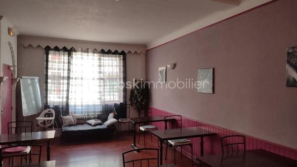 À vendre en EXCLUSIVITE, ensemble immobilier composé des murs commerciaux et du fonds de commerce d'un hôtel anciennement 2 étoiles situé 106 rue de la gare à Niort.

L'immeuble développe une surface d'environ 335 m² sur 3 niveaux et comprend actuellement 14 chambres ainsi qu'un espace bar. L'établissement est actuellement exploité, ce qui permet une acquisition d'un actif existant tout en laissant entrevoir de réelles perspectives de valorisation.

Les atouts du bien :

- 100 m de la gare,
- 335 m² exploitables,
- 14 chambres existantes.

Immeuble sur 3 niveaux
Hôtel actuellement en activité
Travaux de rénovation à prévoir
Loyer actuel : 2 200 € par mois
Taxe foncière : 2 800 €, à la charge du locataire

Un projet d'évolution de la destination du bâtiment est actuellement à l'étude. Les démarches administratives sont en cours afin de vérifier la faisabilité d'une transformation en logements. À ce stade, aucune autorisation n'a encore été délivrée et toute évolution restera soumise aux autorisations administratives compétentes.

Prix (FAI) :
Murs commerciaux : 335 000 €
Fonds de commerce : 25 000 €

Cette opportunité s'adresse aussi bien à un investisseur patrimonial qu'à un marchand de biens ou un professionnel de l'immobilier recherchant un actif offrant un important potentiel de valorisation.

DPE en cours

Par souci de confidentialité et afin de garantir des échanges de qualités, les informations détaillées ainsi que les visites seront réservées aux acquéreurs présentant un projet sérieux et une capacité de financement en adéquation avec cette acquisition.