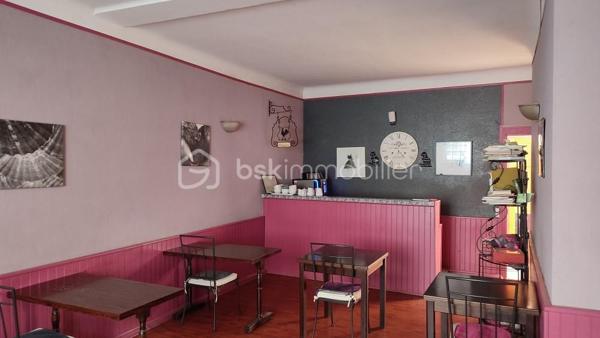À vendre en EXCLUSIVITE, ensemble immobilier composé des murs commerciaux et du fonds de commerce d'un hôtel anciennement 2 étoiles situé 106 rue de la gare à Niort.

L'immeuble développe une surface d'environ 335 m² sur 3 niveaux et comprend actuellement 14 chambres ainsi qu'un espace bar. L'établissement est actuellement exploité, ce qui permet une acquisition d'un actif existant tout en laissant entrevoir de réelles perspectives de valorisation.

Les atouts du bien :

- 100 m de la gare,
- 335 m² exploitables,
- 14 chambres existantes.

Immeuble sur 3 niveaux
Hôtel actuellement en activité
Travaux de rénovation à prévoir
Loyer actuel : 2 200 € par mois
Taxe foncière : 2 800 €, à la charge du locataire

Un projet d'évolution de la destination du bâtiment est actuellement à l'étude. Les démarches administratives sont en cours afin de vérifier la faisabilité d'une transformation en logements. À ce stade, aucune autorisation n'a encore été délivrée et toute évolution restera soumise aux autorisations administratives compétentes.

Prix (FAI) :
Murs commerciaux : 335 000 €
Fonds de commerce : 25 000 €

Cette opportunité s'adresse aussi bien à un investisseur patrimonial qu'à un marchand de biens ou un professionnel de l'immobilier recherchant un actif offrant un important potentiel de valorisation.

DPE en cours

Par souci de confidentialité et afin de garantir des échanges de qualités, les informations détaillées ainsi que les visites seront réservées aux acquéreurs présentant un projet sérieux et une capacité de financement en adéquation avec cette acquisition.
