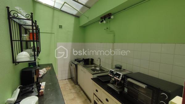 À vendre en EXCLUSIVITE, ensemble immobilier composé des murs commerciaux et du fonds de commerce d'un hôtel anciennement 2 étoiles situé 106 rue de la gare à Niort.

L'immeuble développe une surface d'environ 335 m² sur 3 niveaux et comprend actuellement 14 chambres ainsi qu'un espace bar. L'établissement est actuellement exploité, ce qui permet une acquisition d'un actif existant tout en laissant entrevoir de réelles perspectives de valorisation.

Les atouts du bien :

- 100 m de la gare,
- 335 m² exploitables,
- 14 chambres existantes.

Immeuble sur 3 niveaux
Hôtel actuellement en activité
Travaux de rénovation à prévoir
Loyer actuel : 2 200 € par mois
Taxe foncière : 2 800 €, à la charge du locataire

Un projet d'évolution de la destination du bâtiment est actuellement à l'étude. Les démarches administratives sont en cours afin de vérifier la faisabilité d'une transformation en logements. À ce stade, aucune autorisation n'a encore été délivrée et toute évolution restera soumise aux autorisations administratives compétentes.

Prix (FAI) :
Murs commerciaux : 335 000 €
Fonds de commerce : 25 000 €

Cette opportunité s'adresse aussi bien à un investisseur patrimonial qu'à un marchand de biens ou un professionnel de l'immobilier recherchant un actif offrant un important potentiel de valorisation.

DPE en cours

Par souci de confidentialité et afin de garantir des échanges de qualités, les informations détaillées ainsi que les visites seront réservées aux acquéreurs présentant un projet sérieux et une capacité de financement en adéquation avec cette acquisition.