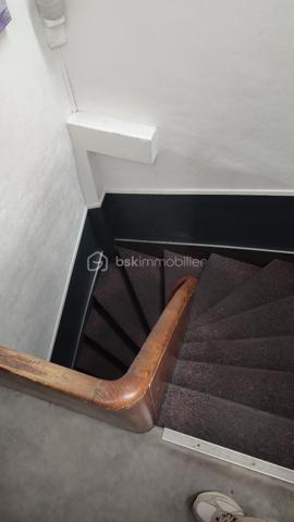 À vendre en EXCLUSIVITE, ensemble immobilier composé des murs commerciaux et du fonds de commerce d'un hôtel anciennement 2 étoiles situé 106 rue de la gare à Niort.

L'immeuble développe une surface d'environ 335 m² sur 3 niveaux et comprend actuellement 14 chambres ainsi qu'un espace bar. L'établissement est actuellement exploité, ce qui permet une acquisition d'un actif existant tout en laissant entrevoir de réelles perspectives de valorisation.

Les atouts du bien :

- 100 m de la gare,
- 335 m² exploitables,
- 14 chambres existantes.

Immeuble sur 3 niveaux
Hôtel actuellement en activité
Travaux de rénovation à prévoir
Loyer actuel : 2 200 € par mois
Taxe foncière : 2 800 €, à la charge du locataire

Un projet d'évolution de la destination du bâtiment est actuellement à l'étude. Les démarches administratives sont en cours afin de vérifier la faisabilité d'une transformation en logements. À ce stade, aucune autorisation n'a encore été délivrée et toute évolution restera soumise aux autorisations administratives compétentes.

Prix (FAI) :
Murs commerciaux : 335 000 €
Fonds de commerce : 25 000 €

Cette opportunité s'adresse aussi bien à un investisseur patrimonial qu'à un marchand de biens ou un professionnel de l'immobilier recherchant un actif offrant un important potentiel de valorisation.

DPE en cours

Par souci de confidentialité et afin de garantir des échanges de qualités, les informations détaillées ainsi que les visites seront réservées aux acquéreurs présentant un projet sérieux et une capacité de financement en adéquation avec cette acquisition.