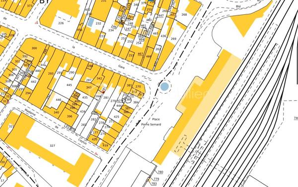 À vendre en EXCLUSIVITE, ensemble immobilier composé des murs commerciaux et du fonds de commerce d'un hôtel anciennement 2 étoiles situé 106 rue de la gare à Niort.

L'immeuble développe une surface d'environ 335 m² sur 3 niveaux et comprend actuellement 14 chambres ainsi qu'un espace bar. L'établissement est actuellement exploité, ce qui permet une acquisition d'un actif existant tout en laissant entrevoir de réelles perspectives de valorisation.

Les atouts du bien :

- 100 m de la gare,
- 335 m² exploitables,
- 14 chambres existantes.

Immeuble sur 3 niveaux
Hôtel actuellement en activité
Travaux de rénovation à prévoir
Loyer actuel : 2 200 € par mois
Taxe foncière : 2 800 €, à la charge du locataire

Un projet d'évolution de la destination du bâtiment est actuellement à l'étude. Les démarches administratives sont en cours afin de vérifier la faisabilité d'une transformation en logements. À ce stade, aucune autorisation n'a encore été délivrée et toute évolution restera soumise aux autorisations administratives compétentes.

Prix (FAI) :
Murs commerciaux : 335 000 €
Fonds de commerce : 25 000 €

Cette opportunité s'adresse aussi bien à un investisseur patrimonial qu'à un marchand de biens ou un professionnel de l'immobilier recherchant un actif offrant un important potentiel de valorisation.

DPE en cours

Par souci de confidentialité et afin de garantir des échanges de qualités, les informations détaillées ainsi que les visites seront réservées aux acquéreurs présentant un projet sérieux et une capacité de financement en adéquation avec cette acquisition.