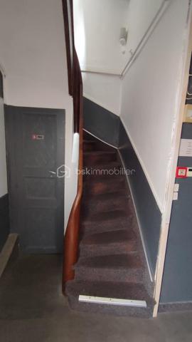 À vendre en EXCLUSIVITE, ensemble immobilier composé des murs commerciaux et du fonds de commerce d'un hôtel anciennement 2 étoiles situé 106 rue de la gare à Niort.

L'immeuble développe une surface d'environ 335 m² sur 3 niveaux et comprend actuellement 14 chambres ainsi qu'un espace bar. L'établissement est actuellement exploité, ce qui permet une acquisition d'un actif existant tout en laissant entrevoir de réelles perspectives de valorisation.

Les atouts du bien :

- 100 m de la gare,
- 335 m² exploitables,
- 14 chambres existantes.

Immeuble sur 3 niveaux
Hôtel actuellement en activité
Travaux de rénovation à prévoir
Loyer actuel : 2 200 € par mois
Taxe foncière : 2 800 €, à la charge du locataire

Un projet d'évolution de la destination du bâtiment est actuellement à l'étude. Les démarches administratives sont en cours afin de vérifier la faisabilité d'une transformation en logements. À ce stade, aucune autorisation n'a encore été délivrée et toute évolution restera soumise aux autorisations administratives compétentes.

Prix (FAI) :
Murs commerciaux : 335 000 €
Fonds de commerce : 25 000 €

Cette opportunité s'adresse aussi bien à un investisseur patrimonial qu'à un marchand de biens ou un professionnel de l'immobilier recherchant un actif offrant un important potentiel de valorisation.

DPE en cours

Par souci de confidentialité et afin de garantir des échanges de qualités, les informations détaillées ainsi que les visites seront réservées aux acquéreurs présentant un projet sérieux et une capacité de financement en adéquation avec cette acquisition.