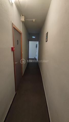 À vendre en EXCLUSIVITE, ensemble immobilier composé des murs commerciaux et du fonds de commerce d'un hôtel anciennement 2 étoiles situé 106 rue de la gare à Niort.

L'immeuble développe une surface d'environ 335 m² sur 3 niveaux et comprend actuellement 14 chambres ainsi qu'un espace bar. L'établissement est actuellement exploité, ce qui permet une acquisition d'un actif existant tout en laissant entrevoir de réelles perspectives de valorisation.

Les atouts du bien :

- 100 m de la gare,
- 335 m² exploitables,
- 14 chambres existantes.

Immeuble sur 3 niveaux
Hôtel actuellement en activité
Travaux de rénovation à prévoir
Loyer actuel : 2 200 € par mois
Taxe foncière : 2 800 €, à la charge du locataire

Un projet d'évolution de la destination du bâtiment est actuellement à l'étude. Les démarches administratives sont en cours afin de vérifier la faisabilité d'une transformation en logements. À ce stade, aucune autorisation n'a encore été délivrée et toute évolution restera soumise aux autorisations administratives compétentes.

Prix (FAI) :
Murs commerciaux : 335 000 €
Fonds de commerce : 25 000 €

Cette opportunité s'adresse aussi bien à un investisseur patrimonial qu'à un marchand de biens ou un professionnel de l'immobilier recherchant un actif offrant un important potentiel de valorisation.

DPE en cours

Par souci de confidentialité et afin de garantir des échanges de qualités, les informations détaillées ainsi que les visites seront réservées aux acquéreurs présentant un projet sérieux et une capacité de financement en adéquation avec cette acquisition.