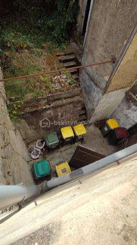 À vendre en EXCLUSIVITE, ensemble immobilier composé des murs commerciaux et du fonds de commerce d'un hôtel anciennement 2 étoiles situé 106 rue de la gare à Niort.

L'immeuble développe une surface d'environ 335 m² sur 3 niveaux et comprend actuellement 14 chambres ainsi qu'un espace bar. L'établissement est actuellement exploité, ce qui permet une acquisition d'un actif existant tout en laissant entrevoir de réelles perspectives de valorisation.

Les atouts du bien :

- 100 m de la gare,
- 335 m² exploitables,
- 14 chambres existantes.

Immeuble sur 3 niveaux
Hôtel actuellement en activité
Travaux de rénovation à prévoir
Loyer actuel : 2 200 € par mois
Taxe foncière : 2 800 €, à la charge du locataire

Un projet d'évolution de la destination du bâtiment est actuellement à l'étude. Les démarches administratives sont en cours afin de vérifier la faisabilité d'une transformation en logements. À ce stade, aucune autorisation n'a encore été délivrée et toute évolution restera soumise aux autorisations administratives compétentes.

Prix (FAI) :
Murs commerciaux : 335 000 €
Fonds de commerce : 25 000 €

Cette opportunité s'adresse aussi bien à un investisseur patrimonial qu'à un marchand de biens ou un professionnel de l'immobilier recherchant un actif offrant un important potentiel de valorisation.

DPE en cours

Par souci de confidentialité et afin de garantir des échanges de qualités, les informations détaillées ainsi que les visites seront réservées aux acquéreurs présentant un projet sérieux et une capacité de financement en adéquation avec cette acquisition.