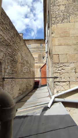 À vendre en EXCLUSIVITE, ensemble immobilier composé des murs commerciaux et du fonds de commerce d'un hôtel anciennement 2 étoiles situé 106 rue de la gare à Niort.

L'immeuble développe une surface d'environ 335 m² sur 3 niveaux et comprend actuellement 14 chambres ainsi qu'un espace bar. L'établissement est actuellement exploité, ce qui permet une acquisition d'un actif existant tout en laissant entrevoir de réelles perspectives de valorisation.

Les atouts du bien :

- 100 m de la gare,
- 335 m² exploitables,
- 14 chambres existantes.

Immeuble sur 3 niveaux
Hôtel actuellement en activité
Travaux de rénovation à prévoir
Loyer actuel : 2 200 € par mois
Taxe foncière : 2 800 €, à la charge du locataire

Un projet d'évolution de la destination du bâtiment est actuellement à l'étude. Les démarches administratives sont en cours afin de vérifier la faisabilité d'une transformation en logements. À ce stade, aucune autorisation n'a encore été délivrée et toute évolution restera soumise aux autorisations administratives compétentes.

Prix (FAI) :
Murs commerciaux : 335 000 €
Fonds de commerce : 25 000 €

Cette opportunité s'adresse aussi bien à un investisseur patrimonial qu'à un marchand de biens ou un professionnel de l'immobilier recherchant un actif offrant un important potentiel de valorisation.

DPE en cours

Par souci de confidentialité et afin de garantir des échanges de qualités, les informations détaillées ainsi que les visites seront réservées aux acquéreurs présentant un projet sérieux et une capacité de financement en adéquation avec cette acquisition.
