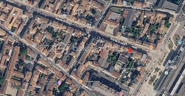 À vendre en EXCLUSIVITE, ensemble immobilier composé des murs commerciaux et du fonds de commerce d'un hôtel anciennement 2 étoiles situé 106 rue de la gare à Niort.

L'immeuble développe une surface d'environ 335 m² sur 3 niveaux et comprend actuellement 14 chambres ainsi qu'un espace bar. L'établissement est actuellement exploité, ce qui permet une acquisition d'un actif existant tout en laissant entrevoir de réelles perspectives de valorisation.

Les atouts du bien :

- 100 m de la gare,
- 335 m² exploitables,
- 14 chambres existantes.

Immeuble sur 3 niveaux
Hôtel actuellement en activité
Travaux de rénovation à prévoir
Loyer actuel : 2 200 € par mois
Taxe foncière : 2 800 €, à la charge du locataire

Un projet d'évolution de la destination du bâtiment est actuellement à l'étude. Les démarches administratives sont en cours afin de vérifier la faisabilité d'une transformation en logements. À ce stade, aucune autorisation n'a encore été délivrée et toute évolution restera soumise aux autorisations administratives compétentes.

Prix (FAI) :
Murs commerciaux : 335 000 €
Fonds de commerce : 25 000 €

Cette opportunité s'adresse aussi bien à un investisseur patrimonial qu'à un marchand de biens ou un professionnel de l'immobilier recherchant un actif offrant un important potentiel de valorisation.

DPE en cours

Par souci de confidentialité et afin de garantir des échanges de qualités, les informations détaillées ainsi que les visites seront réservées aux acquéreurs présentant un projet sérieux et une capacité de financement en adéquation avec cette acquisition.
