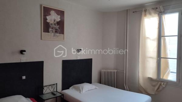 À vendre en EXCLUSIVITE, ensemble immobilier composé des murs commerciaux et du fonds de commerce d'un hôtel anciennement 2 étoiles situé 106 rue de la gare à Niort.

L'immeuble développe une surface d'environ 335 m² sur 3 niveaux et comprend actuellement 14 chambres ainsi qu'un espace bar. L'établissement est actuellement exploité, ce qui permet une acquisition d'un actif existant tout en laissant entrevoir de réelles perspectives de valorisation.

Les atouts du bien :

- 100 m de la gare,
- 335 m² exploitables,
- 14 chambres existantes.

Immeuble sur 3 niveaux
Hôtel actuellement en activité
Travaux de rénovation à prévoir
Loyer actuel : 2 200 € par mois
Taxe foncière : 2 800 €, à la charge du locataire

Un projet d'évolution de la destination du bâtiment est actuellement à l'étude. Les démarches administratives sont en cours afin de vérifier la faisabilité d'une transformation en logements. À ce stade, aucune autorisation n'a encore été délivrée et toute évolution restera soumise aux autorisations administratives compétentes.

Prix (FAI) :
Murs commerciaux : 335 000 €
Fonds de commerce : 25 000 €

Cette opportunité s'adresse aussi bien à un investisseur patrimonial qu'à un marchand de biens ou un professionnel de l'immobilier recherchant un actif offrant un important potentiel de valorisation.

DPE en cours

Par souci de confidentialité et afin de garantir des échanges de qualités, les informations détaillées ainsi que les visites seront réservées aux acquéreurs présentant un projet sérieux et une capacité de financement en adéquation avec cette acquisition.
