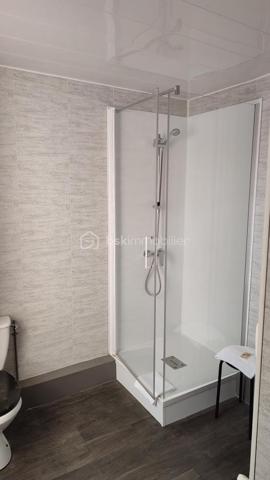 À vendre en EXCLUSIVITE, ensemble immobilier composé des murs commerciaux et du fonds de commerce d'un hôtel anciennement 2 étoiles situé 106 rue de la gare à Niort.

L'immeuble développe une surface d'environ 335 m² sur 3 niveaux et comprend actuellement 14 chambres ainsi qu'un espace bar. L'établissement est actuellement exploité, ce qui permet une acquisition d'un actif existant tout en laissant entrevoir de réelles perspectives de valorisation.

Les atouts du bien :

- 100 m de la gare,
- 335 m² exploitables,
- 14 chambres existantes.

Immeuble sur 3 niveaux
Hôtel actuellement en activité
Travaux de rénovation à prévoir
Loyer actuel : 2 200 € par mois
Taxe foncière : 2 800 €, à la charge du locataire

Un projet d'évolution de la destination du bâtiment est actuellement à l'étude. Les démarches administratives sont en cours afin de vérifier la faisabilité d'une transformation en logements. À ce stade, aucune autorisation n'a encore été délivrée et toute évolution restera soumise aux autorisations administratives compétentes.

Prix (FAI) :
Murs commerciaux : 335 000 €
Fonds de commerce : 25 000 €

Cette opportunité s'adresse aussi bien à un investisseur patrimonial qu'à un marchand de biens ou un professionnel de l'immobilier recherchant un actif offrant un important potentiel de valorisation.

DPE en cours

Par souci de confidentialité et afin de garantir des échanges de qualités, les informations détaillées ainsi que les visites seront réservées aux acquéreurs présentant un projet sérieux et une capacité de financement en adéquation avec cette acquisition.
