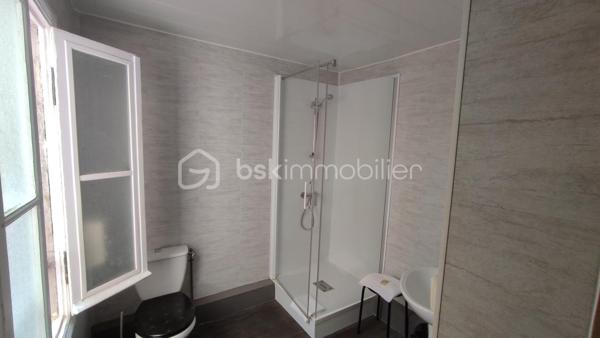 À vendre en EXCLUSIVITE, ensemble immobilier composé des murs commerciaux et du fonds de commerce d'un hôtel anciennement 2 étoiles situé 106 rue de la gare à Niort.

L'immeuble développe une surface d'environ 335 m² sur 3 niveaux et comprend actuellement 14 chambres ainsi qu'un espace bar. L'établissement est actuellement exploité, ce qui permet une acquisition d'un actif existant tout en laissant entrevoir de réelles perspectives de valorisation.

Les atouts du bien :

- 100 m de la gare,
- 335 m² exploitables,
- 14 chambres existantes.

Immeuble sur 3 niveaux
Hôtel actuellement en activité
Travaux de rénovation à prévoir
Loyer actuel : 2 200 € par mois
Taxe foncière : 2 800 €, à la charge du locataire

Un projet d'évolution de la destination du bâtiment est actuellement à l'étude. Les démarches administratives sont en cours afin de vérifier la faisabilité d'une transformation en logements. À ce stade, aucune autorisation n'a encore été délivrée et toute évolution restera soumise aux autorisations administratives compétentes.

Prix (FAI) :
Murs commerciaux : 335 000 €
Fonds de commerce : 25 000 €

Cette opportunité s'adresse aussi bien à un investisseur patrimonial qu'à un marchand de biens ou un professionnel de l'immobilier recherchant un actif offrant un important potentiel de valorisation.

DPE en cours

Par souci de confidentialité et afin de garantir des échanges de qualités, les informations détaillées ainsi que les visites seront réservées aux acquéreurs présentant un projet sérieux et une capacité de financement en adéquation avec cette acquisition.