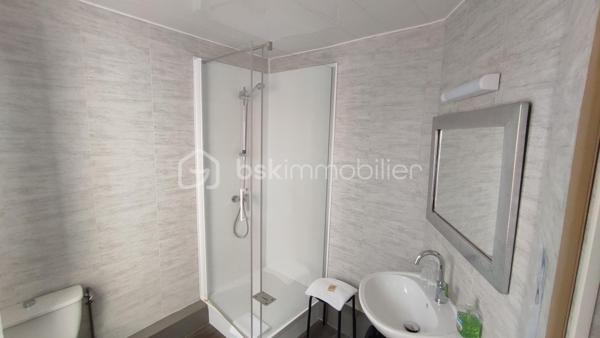 À vendre en EXCLUSIVITE, ensemble immobilier composé des murs commerciaux et du fonds de commerce d'un hôtel anciennement 2 étoiles situé 106 rue de la gare à Niort.

L'immeuble développe une surface d'environ 335 m² sur 3 niveaux et comprend actuellement 14 chambres ainsi qu'un espace bar. L'établissement est actuellement exploité, ce qui permet une acquisition d'un actif existant tout en laissant entrevoir de réelles perspectives de valorisation.

Les atouts du bien :

- 100 m de la gare,
- 335 m² exploitables,
- 14 chambres existantes.

Immeuble sur 3 niveaux
Hôtel actuellement en activité
Travaux de rénovation à prévoir
Loyer actuel : 2 200 € par mois
Taxe foncière : 2 800 €, à la charge du locataire

Un projet d'évolution de la destination du bâtiment est actuellement à l'étude. Les démarches administratives sont en cours afin de vérifier la faisabilité d'une transformation en logements. À ce stade, aucune autorisation n'a encore été délivrée et toute évolution restera soumise aux autorisations administratives compétentes.

Prix (FAI) :
Murs commerciaux : 335 000 €
Fonds de commerce : 25 000 €

Cette opportunité s'adresse aussi bien à un investisseur patrimonial qu'à un marchand de biens ou un professionnel de l'immobilier recherchant un actif offrant un important potentiel de valorisation.

DPE en cours

Par souci de confidentialité et afin de garantir des échanges de qualités, les informations détaillées ainsi que les visites seront réservées aux acquéreurs présentant un projet sérieux et une capacité de financement en adéquation avec cette acquisition.