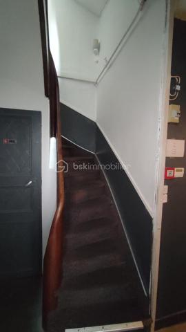À vendre en EXCLUSIVITE, ensemble immobilier composé des murs commerciaux et du fonds de commerce d'un hôtel anciennement 2 étoiles situé 106 rue de la gare à Niort.

L'immeuble développe une surface d'environ 335 m² sur 3 niveaux et comprend actuellement 14 chambres ainsi qu'un espace bar. L'établissement est actuellement exploité, ce qui permet une acquisition d'un actif existant tout en laissant entrevoir de réelles perspectives de valorisation.

Les atouts du bien :

- 100 m de la gare,
- 335 m² exploitables,
- 14 chambres existantes.

Immeuble sur 3 niveaux
Hôtel actuellement en activité
Travaux de rénovation à prévoir
Loyer actuel : 2 200 € par mois
Taxe foncière : 2 800 €, à la charge du locataire

Un projet d'évolution de la destination du bâtiment est actuellement à l'étude. Les démarches administratives sont en cours afin de vérifier la faisabilité d'une transformation en logements. À ce stade, aucune autorisation n'a encore été délivrée et toute évolution restera soumise aux autorisations administratives compétentes.

Prix (FAI) :
Murs commerciaux : 335 000 €
Fonds de commerce : 25 000 €

Cette opportunité s'adresse aussi bien à un investisseur patrimonial qu'à un marchand de biens ou un professionnel de l'immobilier recherchant un actif offrant un important potentiel de valorisation.

DPE en cours

Par souci de confidentialité et afin de garantir des échanges de qualités, les informations détaillées ainsi que les visites seront réservées aux acquéreurs présentant un projet sérieux et une capacité de financement en adéquation avec cette acquisition.