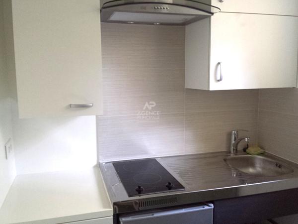 "Versailles Clagny" Studio meublé et équipé de 20m² au rez de chaussée d'un immeuble semi-récent ! Loyer 690 €/mois charges comprises **  - Référence  28082
