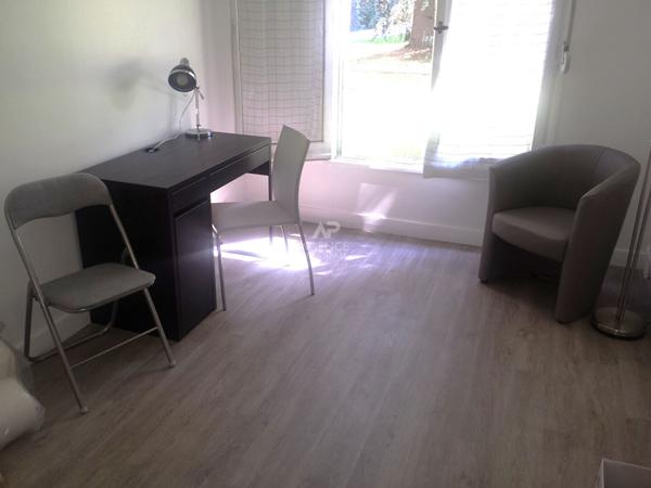 "Versailles Clagny" Studio meublé et équipé de 20m² au rez de chaussée d'un immeuble semi-récent ! Loyer 690 €/mois charges comprises **  - Référence  28082