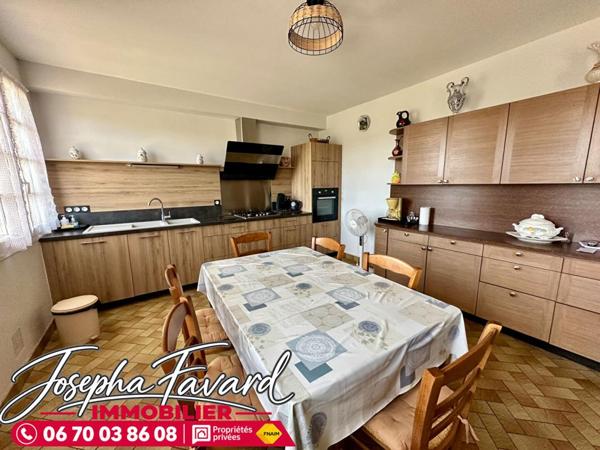 Esprit ferme sur 6,3 ha : 3 bâtiments agricoles de 425 m² et maison de 134 m² sur sous-sol