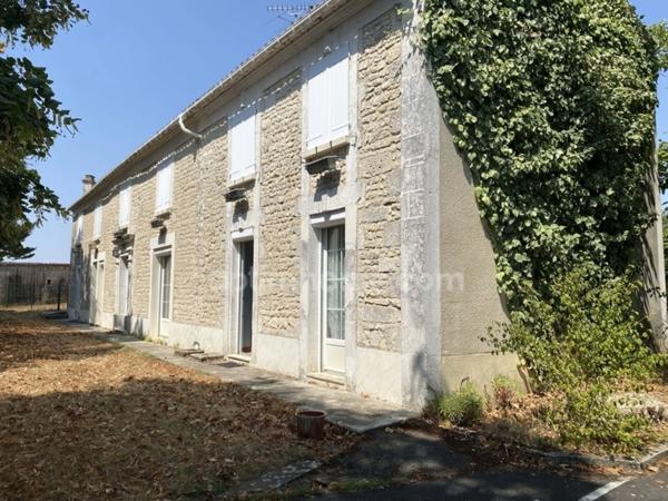 À 15 minutes d’Angoulême – Superbe ensemble charentais d'environ 290 m² habitables avec piscine 20x4 avec abri rétractable,6 chambres et nombreuses dépendances
