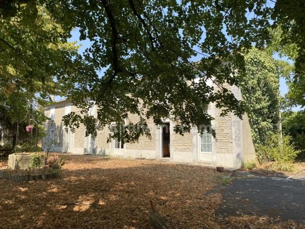 À 15 minutes d’Angoulême – Superbe ensemble charentais d'environ 290 m² habitables avec piscine 20x4 avec abri rétractable,6 chambres et nombreuses dépendances