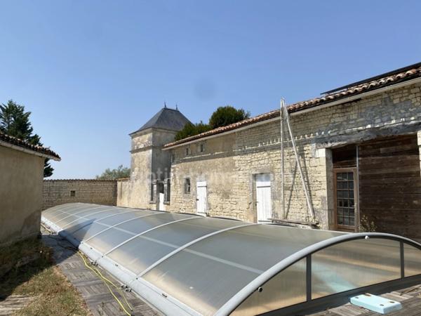 À 15 minutes d’Angoulême – Superbe ensemble charentais d'environ 290 m² habitables avec piscine 20x4 avec abri rétractable,6 chambres et nombreuses dépendances
