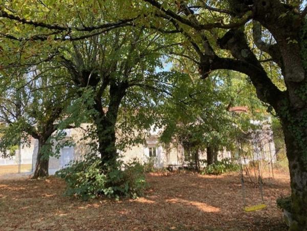 À 15 minutes d’Angoulême – Superbe ensemble charentais d'environ 290 m² habitables avec piscine 20x4 avec abri rétractable,6 chambres et nombreuses dépendances
