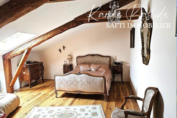 Belle maison en pierres sur grand jardin