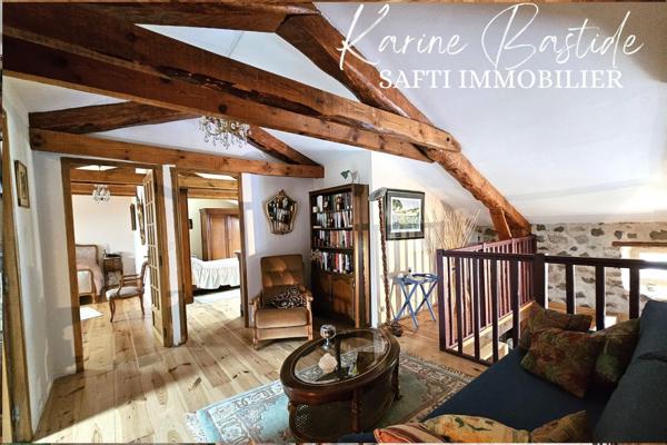 Belle maison en pierres sur grand jardin