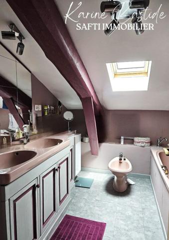 Belle maison en pierres sur grand jardin