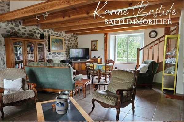 Belle maison en pierres sur grand jardin